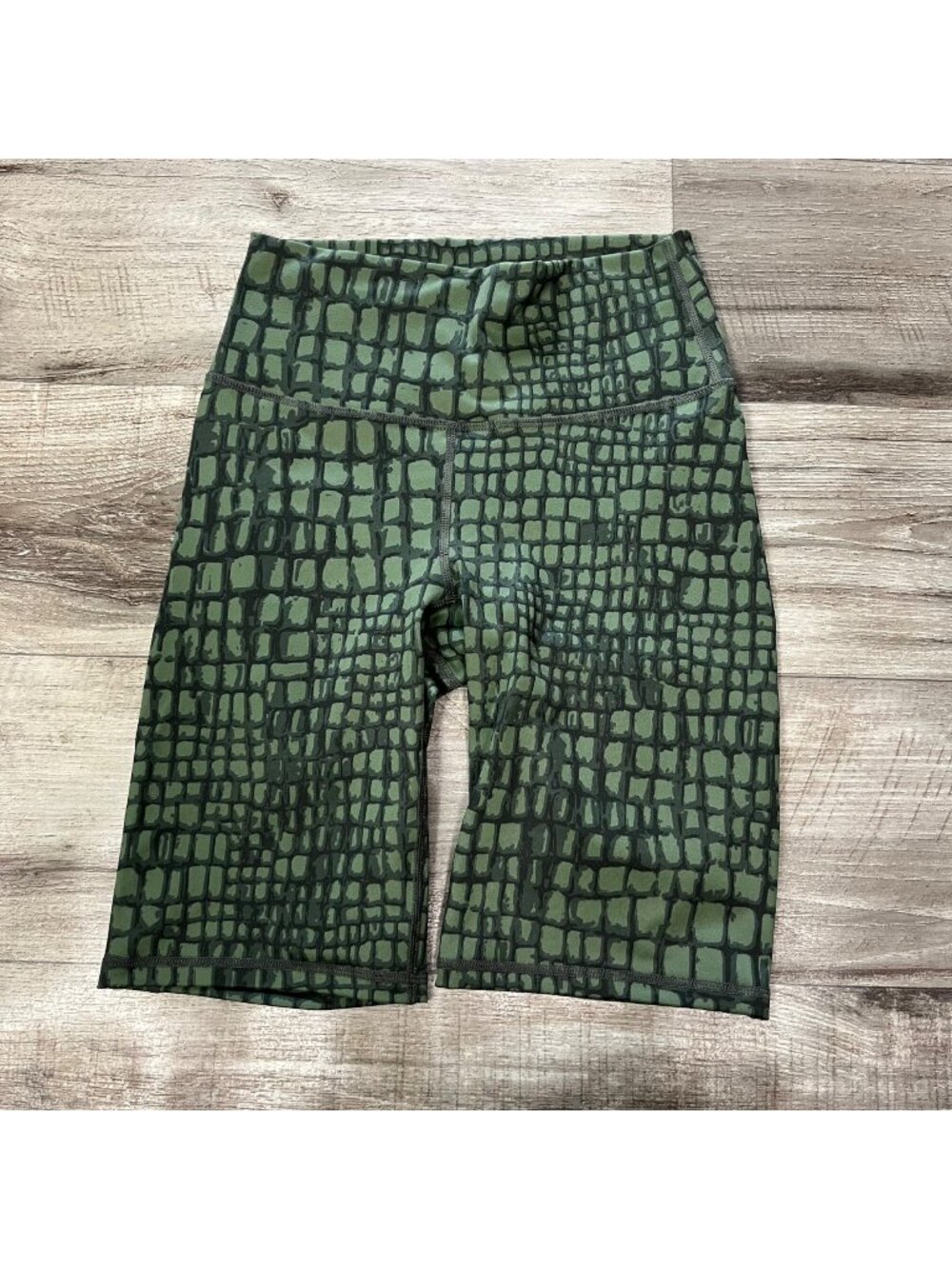 Fabletics Athletic Powerhold Mid Rise Biker Shorts Green Women’s Size S